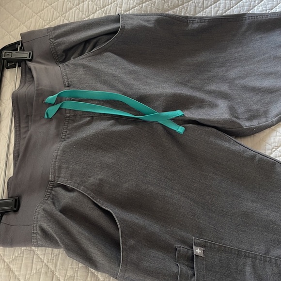 Gray Figs scrub pants, Technical Collection Medium - Picture 2 of 3